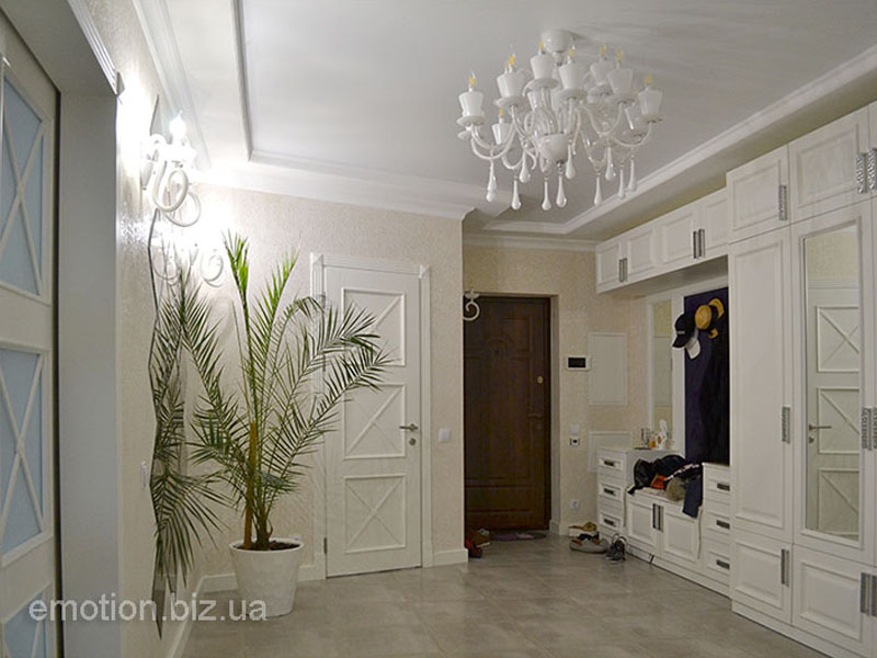 классический интерьер прихожей в светлых оттенках